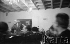 22.01.1959, Warszawa, Polska
Spotkanie Klubu Krzywego Koła w Staromiejskim Domu Kultury. Tematem dyskusji była polityka kulturalna po XII Plenum PZPR. Przemawia Adam Schaff.
Fot. Irena Jarosińska, zbiory Ośrodka KARTA