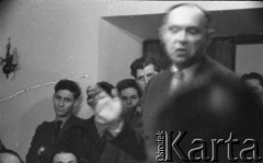 22.01.1959, Warszawa, Polska
Spotkanie Klubu Krzywego Koła w Staromiejskim Domu Kultury. Tematem dyskusji była polityka kulturalna po XII Plenum PZPR. Przemawia Adam Schaff.
Fot. Irena Jarosińska, zbiory Ośrodka KARTA