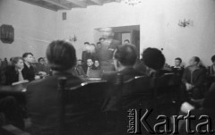 22.01.1959, Warszawa, Polska
Spotkanie Klubu Krzywego Koła w Staromiejskim Domu Kultury. Tematem dyskusji była polityka kulturalna po XII Plenum PZPR. Przemawia Adam Schaff.
Fot. Irena Jarosińska, zbiory Ośrodka KARTA