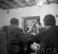 22.01.1959, Warszawa, Polska
Spotkanie Klubu Krzywego Koła w Staromiejskim Domu Kultury. Tematem dyskusji była polityka kulturalna po XII Plenum PZPR. Wśród uczestników Adam Schaff (podpiera głowę ręką) i Mieczysław Sroka (przy A. Schaffie, po prawej), w głębi przy drzwiach Jan Olszewski
Fot. Irena Jarosińska, zbiory Ośrodka KARTA