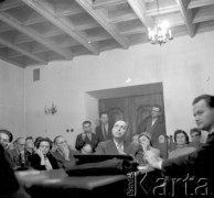22.01.1959, Warszawa, Polska
Spotkanie Klubu Krzywego Koła w Staromiejskim Domu Kultury. Tematem dyskusji była polityka kulturalna po XII Plenum PZPR. Wśród uczestników Adam Schaff (patrzy w górę) i Mieczysław Sroka (przy A. Schaffie, po prawej), w głębi przy drzwiach Jan Olszewski
Fot. Irena Jarosińska, zbiory Ośrodka KARTA