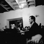 22.01.1959, Warszawa, Polska
Spotkanie Klubu Krzywego Koła w Staromiejskim Domu Kultury. Tematem dyskusji była polityka kulturalna po XII Plenum PZPR. Wśród uczestników Adam Schaff (podpiera głowę ręką) i Mieczysław Sroka (przy A. Schaffie, po prawej).
Fot. Irena Jarosińska, zbiory Ośrodka KARTA