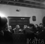 22.01.1959, Warszawa, Polska
Spotkanie Klubu Krzywego Koła w Staromiejskim Domu Kultury. Tematem dyskusji była polityka kulturalna po XII Plenum PZPR. Wśród uczestników Jan Wolski (oparty o laskę)
Fot. Irena Jarosińska, zbiory Ośrodka KARTA