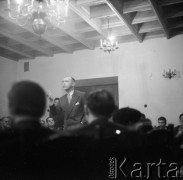 22.01.1959, Warszawa, Polska
Spotkanie Klubu Krzywego Koła w Staromiejskim Domu Kultury. Tematem dyskusji była polityka kulturalna po XII Plenum PZPR. Przemawia Adam Schaff
Fot. Irena Jarosińska, zbiory Ośrodka KARTA