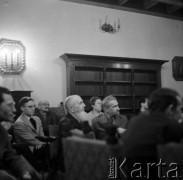 22.01.1959, Warszawa, Polska.
Spotkanie Klubu Krzywego Koła w Staromiejskim Domu Kultury. Tematem dyskusji była polityka kulturalna po XII Plenum PZPR. 
Fot. Irena Jarosińska, zbiory Ośrodka KARTA