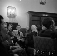 22.01.1959, Warszawa, Polska.
Spotkanie Klubu Krzywego Koła w Staromiejskim Domu Kultury. Tematem dyskusji była polityka kulturalna po XII Plenum PZPR. 
Fot. Irena Jarosińska, zbiory Ośrodka KARTA