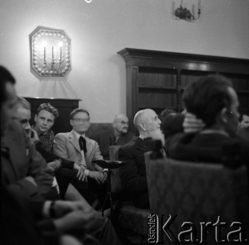 22.01.1959, Warszawa, Polska.
Spotkanie Klubu Krzywego Koła w Staromiejskim Domu Kultury. Tematem dyskusji była polityka kulturalna po XII Plenum PZPR. 
Fot. Irena Jarosińska, zbiory Ośrodka KARTA