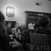 22.01.1959, Warszawa, Polska.
Spotkanie Klubu Krzywego Koła w Staromiejskim Domu Kultury. Tematem dyskusji była polityka kulturalna po XII Plenum PZPR.
Fot. Irena Jarosińska, zbiory Ośrodka KARTA