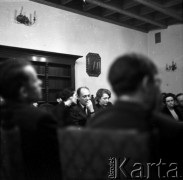 22.01.1959, Warszawa, Polska
Spotkanie Klubu Krzywego Koła w Staromiejskim Domu Kultury. Tematem dyskusji była polityka kulturalna po XII Plenum PZPR. 
Fot. Irena Jarosińska, zbiory Ośrodka KARTA