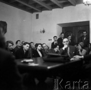 22.01.1959, Warszawa, Polska
Spotkanie Klubu Krzywego Koła w Staromiejskim Domu Kultury. Tematem dyskusji była polityka kulturalna po XII Plenum PZPR. Wśród uczestników Adam Schaff (podpiera głowę ręką), w głębi przy drzwiach Jan Olszewski
Fot. Irena Jarosińska, zbiory Ośrodka KARTA