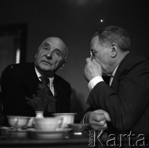 lata 60-te, Warszawa, Polska.
Artysta Henryk Stażewski (1. od lewej) i Aleksander Rafałowski 
Fot. Irena Jarosińska, zbiory Ośrodka KARTA