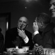 lata 60-te, Warszawa, Polska.
Artysta Henryk Stażewski (1. od lewej) i Aleksander Rafałowski 
Fot. Irena Jarosińska, zbiory Ośrodka KARTA