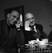lata 60-te, Warszawa, Polska.
Artyści Henryk Stażewski i Ahmed Cherkaoui
Fot. Irena Jarosińska, zbiory Ośrodka KARTA