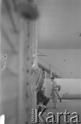 lata 60., Polska
Szermierz, olimpijczyk i architekt Wojciech Zabłocki (po prawej)
Fot. Irena Jarosińska, zbiory Ośrodka KARTA