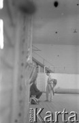 lata 60., Polska
Szermierz, olimpijczyk i architekt Wojciech Zabłocki (po prawej)
Fot. Irena Jarosińska, zbiory Ośrodka KARTA