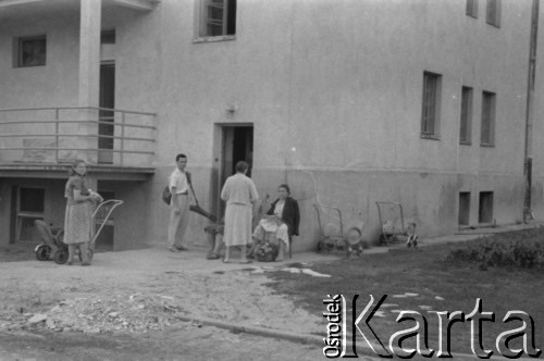 lata 60., Polska
Szermierz, olimpijczyk i architekt Wojciech Zabłocki przed domem
Fot. Irena Jarosińska, zbiory Ośrodka KARTA