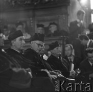 1966, Wrocław, Polska.
Obchody XX-lecia utworzenia Uniwersytetu Wrocławskiego. W pierwszym rzędzie od lewej siedzą doktorzy honoris causa m.in: Adam Rapacki, profesor Józef Macourek (Brno).
Fot. Irena Jarosińska, zbiory Ośrodka KARTA