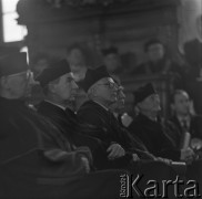 1966, Wrocław, Polska.
Obchody XX-lecia utworzenia Uniwersytetu Wrocławskiego. W pierwszym rzędzie od lewej siedzą doktorzy honoris causa: profesor Stanisław Kulczycki, Adam Rapacki, profesor Józef Macourek (Brno).
Fot. Irena Jarosińska, zbiory Ośrodka KARTA