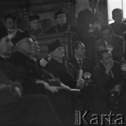 1966, Wrocław, Polska.
Obchody XX-lecia utworzenia Uniwersytetu Wrocławskiego. W pierwszym rzędzie od lewej siedzą doktorzy honoris causa m.in: Adam Rapacki, profesor Józef Macourek (Brno).
Fot. Irena Jarosińska, zbiory Ośrodka KARTA