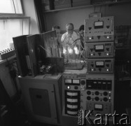 lata 60-te, Warszawa, Polska.
Pracownia profesora Janusza Groszkowskiego - wybitnego naukowca z dziedziny elektroniki i radiotechniki. Profesor (2. z prawej) z pracownikami laboratorium.
Fot. Irena Jarosińska, zbiory Ośrodka KARTA.