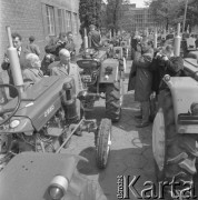 Listopad 1968, Ursus, Polska.
Muzeum fabryczne przy Zakładach Mechanicznych „Ursus”. Na zdjęciu nowy model ciągnika C-330.
Fot. Irena Jarosińska, zbiory Ośrodka KARTA.
