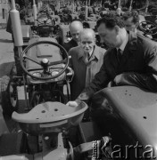 listopad 1968, Ursus, Polska.
Muzeum fabryczne przy Zakładach Mechanicznych „Ursus”. Prezentacja nowego modelu ciągnika C-330.
Fot. Irena Jarosińska, zbiory Ośrodka KARTA.
