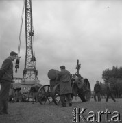 listopad 1968, Ursus, Polska.
Muzeum fabryczne przy Zakładach Mechanicznych „Ursus”. Na ekspozycję przywieziono pierwszy polski ciągnik rolniczy, nazywany ciągówką, produkowany w latach 1922-1925. Został przekazany przez Stanisława Rakowskiego ze wsi Chyliny. 
Fot. Irena Jarosińska, zbiory Ośrodka KARTA.
