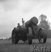 listopad 1968, Ursus, Polska.
Muzeum zakładowe przy Zakładach Mechanicznych „Ursus”. Pierwszy polski ciągnik rolniczy, nazywany ciągówką, produkowany w latach 1922-1925.  Został przekazany do muzeum przez Stanisława Rakowskiego (na zdjęciu) ze wsi Chyliny. Właściciel w zamian otrzymał nowego Ursusa C-330. 
Fot. Irena Jarosińska, zbiory Ośrodka KARTA.
