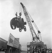 listopad 1968, Ursus, Polska.
Muzeum fabryczne przy Zakładach Mechanicznych „Ursus”. Na ekspozycję przywieziono pierwszy polski ciągnik rolniczy, nazywany ciągówką, produkowany w latach 1922-1925. Został przekazany przez Stanisława Rakowskiego ze wsi Chyliny. Na ciężarówce przywieszono tablicę: „Po 46 latach pracy w rolnictwie wraca do swego producenta Zakładów Mechanicznych „Ursus”.
Fot. Irena Jarosińska, zbiory Ośrodka KARTA.
