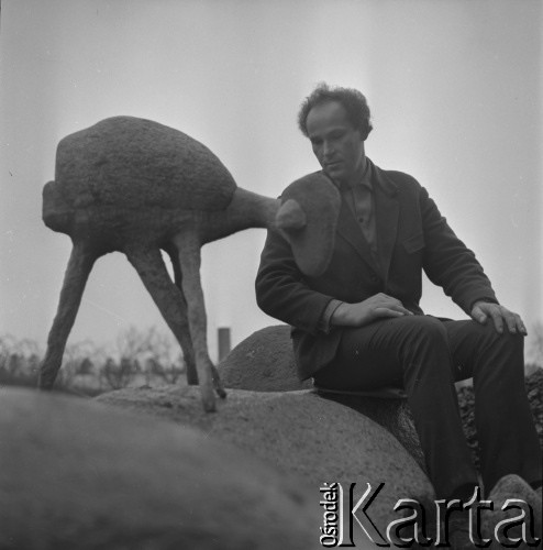 ok. 1969, Polska.
Rzeźbiarz Bronisław Chromy ze swoją rzeźbą.
Fot. Irena Jarosińska, zbiory Ośrodka KARTA.