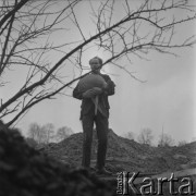 ok. 1969, Polska.
Rzeźbiarz Bronisław Chromy niesie rzeźbę.
Fot. Irena Jarosińska, zbiory Ośrodka KARTA.