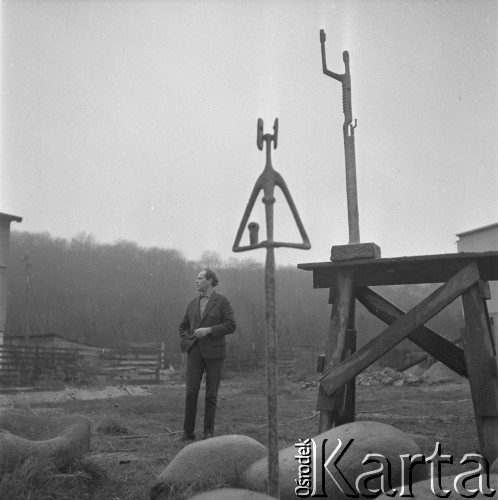 ok. 1969, Polska.
Rzeźbiarz Bronisław Chromy.
Fot. Irena Jarosińska, zbiory Ośrodka KARTA.