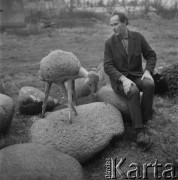 ok. 1969, Polska.
Rzeźbiarz Bronisław Chromy ze swoją rzeźbą.
Fot. Irena Jarosińska, zbiory Ośrodka KARTA.