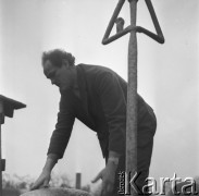 ok. 1969, Polska.
Rzeźbiarz Bronisław Chromy podczas pracy.
Fot. Irena Jarosińska, zbiory Ośrodka KARTA.