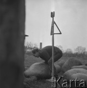 ok. 1969, Polska.
Rzeźbiarz Bronisław Chromy podczas pracy.
Fot. Irena Jarosińska, zbiory Ośrodka KARTA.