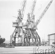 lata 60-te, Szczecin, Polska.
Żurawie portowe w Porcie Szczecin.
Fot. Irena Jarosinska, zbiory Oorodka KARTA.