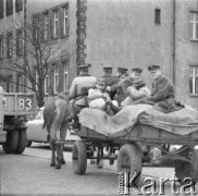 lata 60-te, Szczecin, Polska.
Żołnierze na przyczepie ciągniętej przez konia.
Fot. Irena Jarosinska, zbiory Oorodka KARTA.