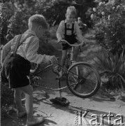 1962, Wrocław, Polska.
Dwóch z czworga braci Majewskich na wycieczce rowerowej.
Fot. Irena Jarosińska, zbiory Ośrodka KARTA.
