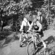 1962, Wrocław, Polska.
Jacek, Kazimierz, Wojciech i Maciej Majewscy – czworaczki wrocławskie - na wycieczce rowerowej.
Fot. Irena Jarosińska, zbiory Ośrodka KARTA.
