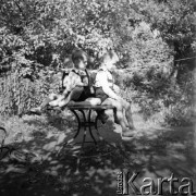 1962, Wrocław, Polska.
Jacek, Kazimierz, Wojciech i Maciej Majewscy – czworaczki wrocławskie - w ogrodzie.
Fot. Irena Jarosińska, zbiory Ośrodka KARTA.
