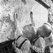 1962, Wrocław, Polska.
Czworaczki Jacek, Kazimierz, Wojciech i Maciej Majewscy siegają po słodycze podawane przez mamę. 
Fot. Irena Jarosińska, zbiory Ośrodka KARTA.
