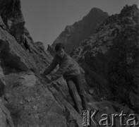 lata 60-te, Tatry, Polska.
Wspinaczka górska, kobieta na zboczu góry.
Fot. Irena Jarosinska, zbiory Ośrodka KARTA.