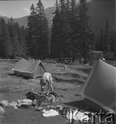 lata 60-te, Włosienica, Tatry, Polska.
Obóz taterników.
Fot. Irena Jarosinska, zbiory Ośrodka KARTA.