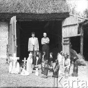 lata 60-te lub lata 70-te, okolice Sierpca, Polska.
Rzeźbiarze ludowi i ich rzeźby.
Fot. Irena Jarosińska, zbiory Ośrodka KARTA.