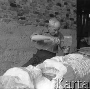 lata 60-te lub lata 70-te, okolice Sierpca, Polska.
Rzeźbiarz ludowy przy pracy.
Fot. Irena Jarosińska, zbiory Ośrodka KARTA.