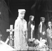 lata 60-te lub lata 70-te, okolice Sierpca, Polska.
Rzeźby wykonane przez lokalnego rzeźbiarza ludowego.
Fot. Irena Jarosińska, zbiory Ośrodka KARTA.