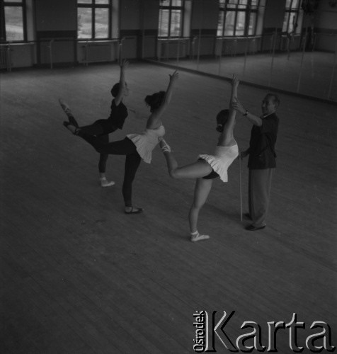 lata 60-te, Warszawa, Polska.
Lekcja w szkole baletowej.
Fot. Irena Jarosińska, zbiory Ośrodka KARTA.