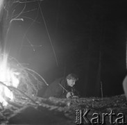 lata 60-te, Polska.
Fotoreporterka Irena Jarosińska w jaskini Dziura położonej w Tatrach Zachodnich.
Fot. Irena Jarosińska, zbiory Ośrodka Karta.