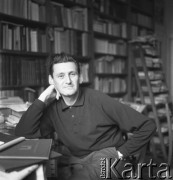 Przed 1968, Warszawa, Polska.
Jan Kott – profesor Uniwersytetu Warszawskiego i Wrocławskiego, sygnatariusz Listu 34. Zdjęcie wykonane w warszawskim mieszkaniu profesora.
Fot. Irena Jarosińska, zbiory Ośrodka KARTA
