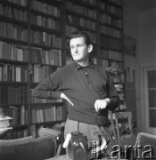 Przed 1968, Warszawa, Polska.
Jan Kott – profesor Uniwersytetu Warszawskiego i Wrocławskiego, sygnatariusz Listu 34. Zdjęcie wykonane w warszawskim mieszkaniu profesora.
Fot. Irena Jarosińska, zbiory Ośrodka KARTA
